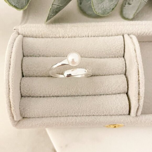 925 Sterling Silver Pearl Ring Minimalist Dainty Ring Pearl Accent Ring - Picture 4 of 8